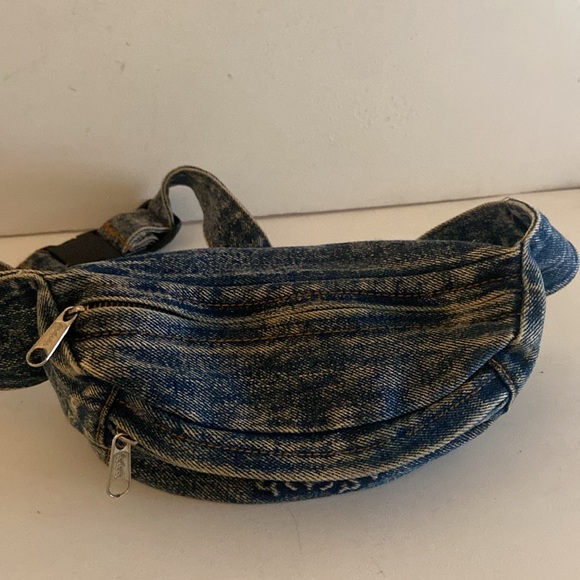 Pacific Connections denim hip bag with adjustible strap front zip close pocket - Picture 3 of 16